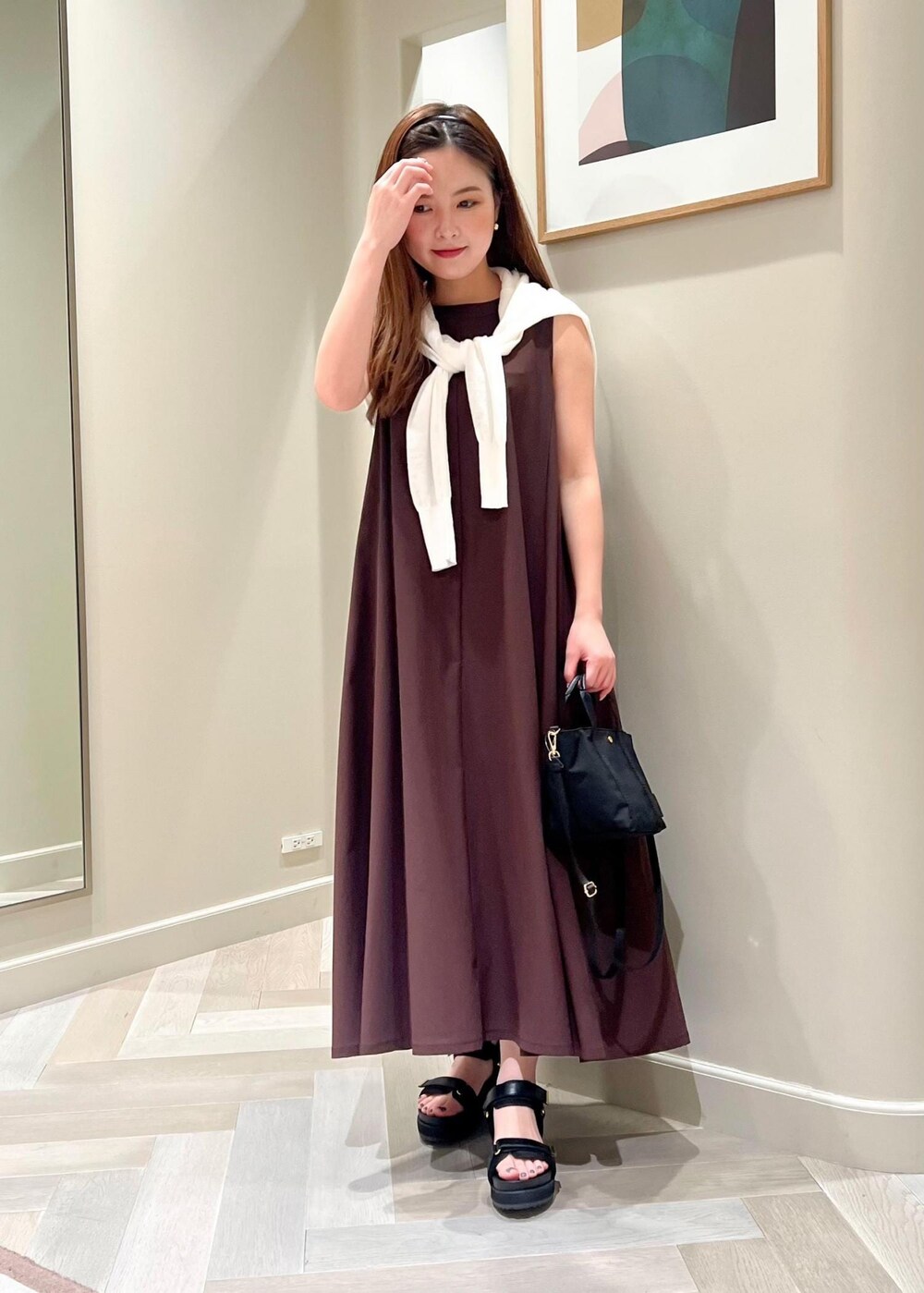 ブラック系のトートバッグ、ブラウン系のワンピース、ブラック系のサンダルを着用したレディースの夏コーディネートの2枚目の写真