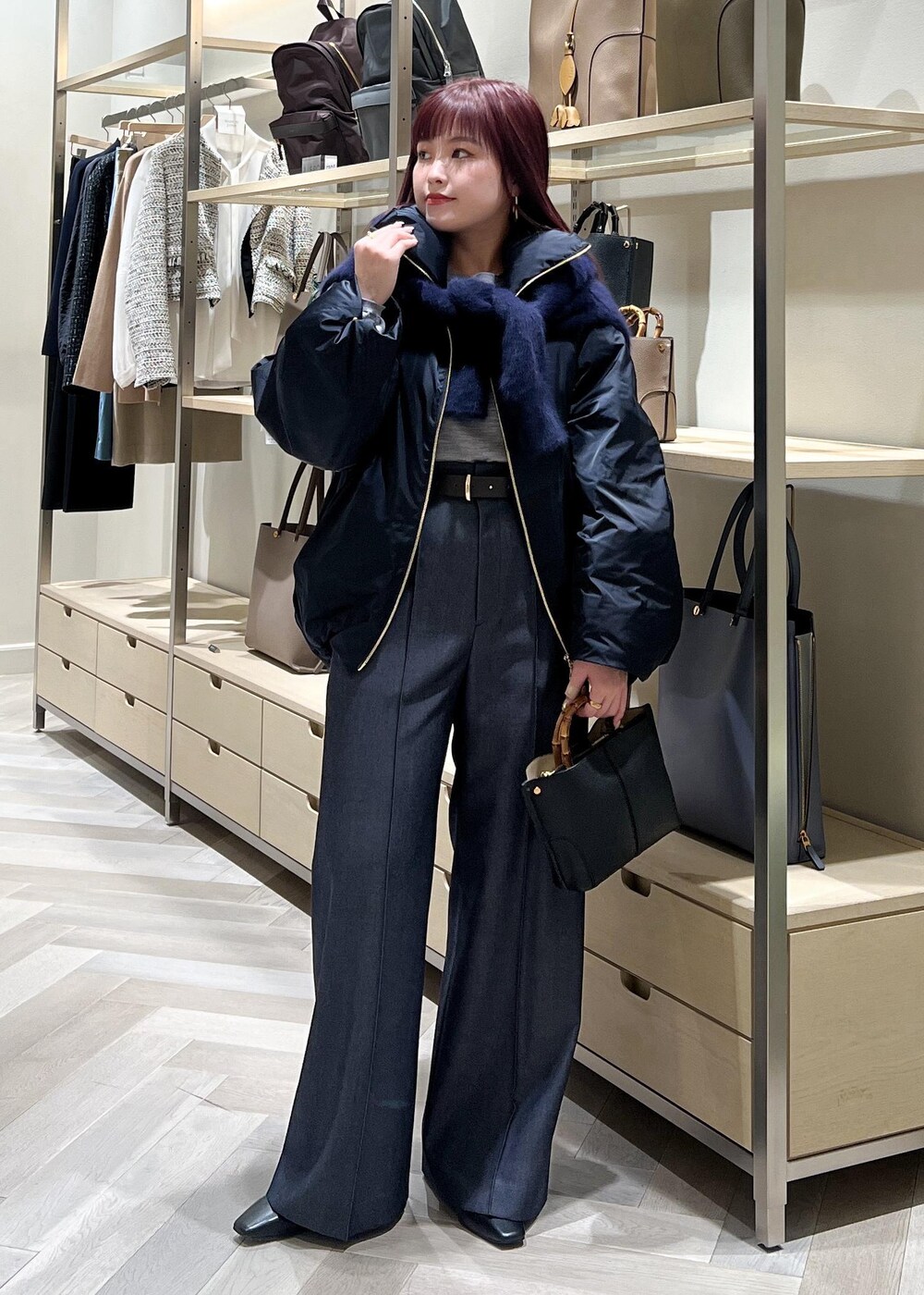 ブラック系のブーツ、グレー系のニット/セーター、ブルー系のその他パンツを着用したレディースの秋コーディネートの6枚目の写真