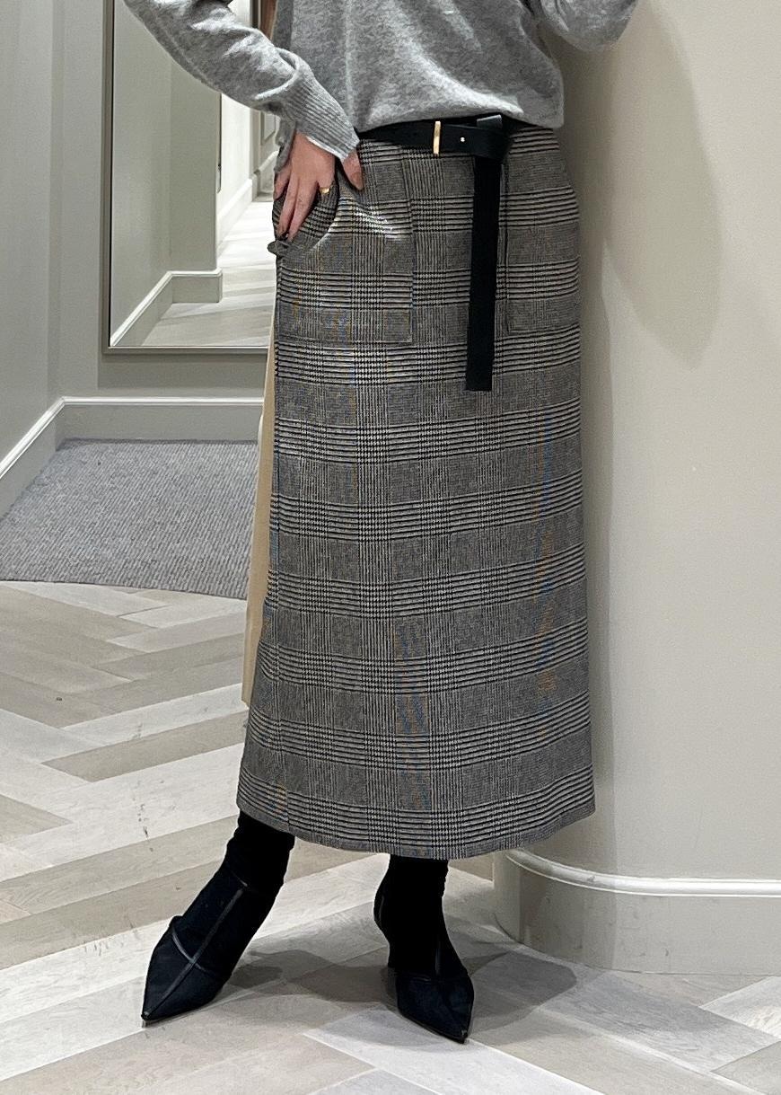 ブラック系のパンプス、ブラック系のスカート、グレー系のニット/セーターを着用したレディースの秋コーディネートの10枚目の写真