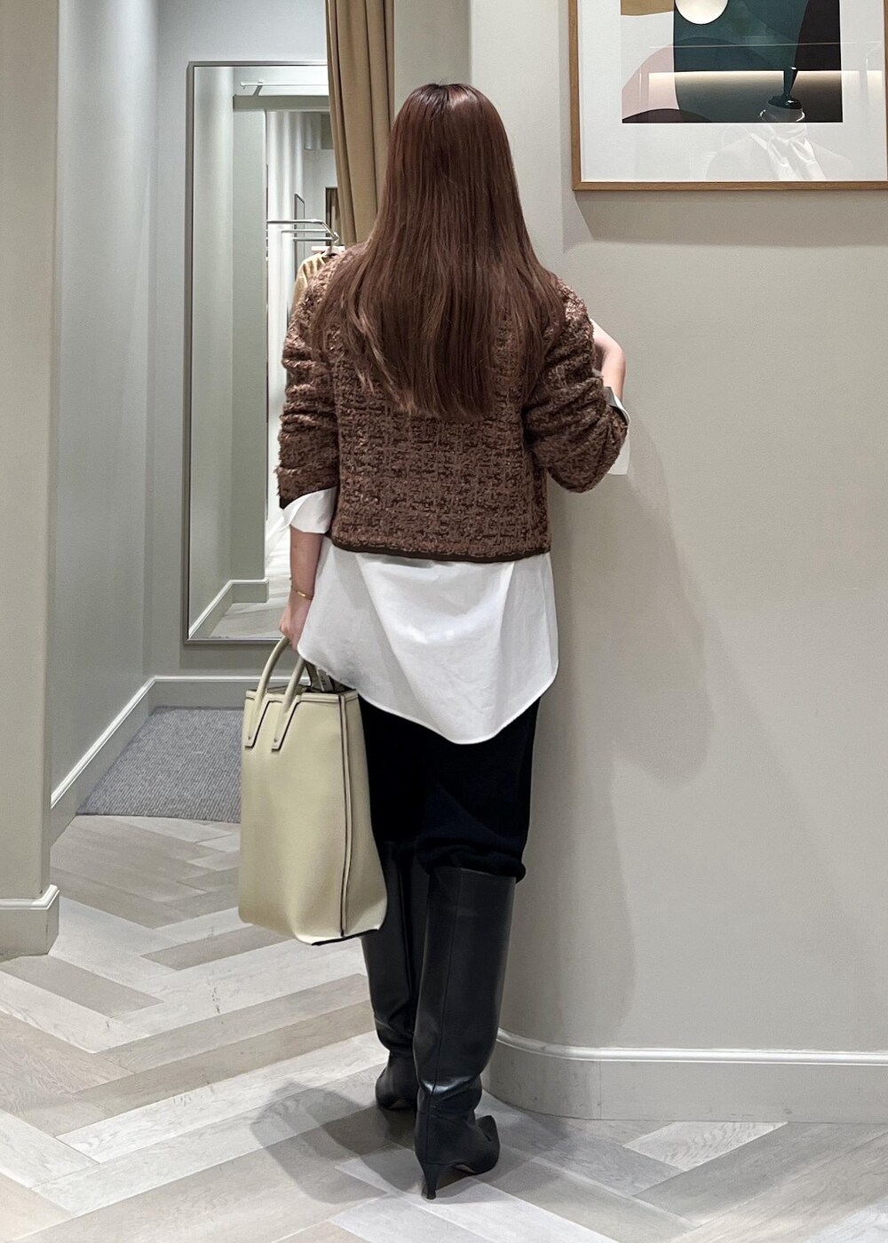 ホワイト系のシャツ/ブラウス、ブルー系のその他パンツ、ホワイト系のトートバッグを着用したレディースの冬コーディネートの4枚目の写真