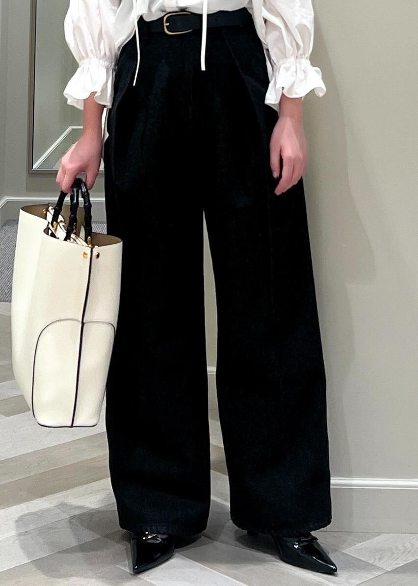 ブラック系のパンプス、ホワイト系のシャツ/ブラウス、ブラック系のデニムパンツを着用したレディースの春コーディネートの8枚目の写真