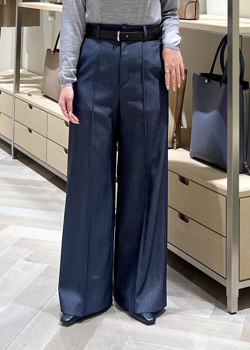 ブラック系のブーツ、グレー系のニット/セーター、ブルー系のその他パンツを着用したレディースの秋コーディネートの9枚目の写真