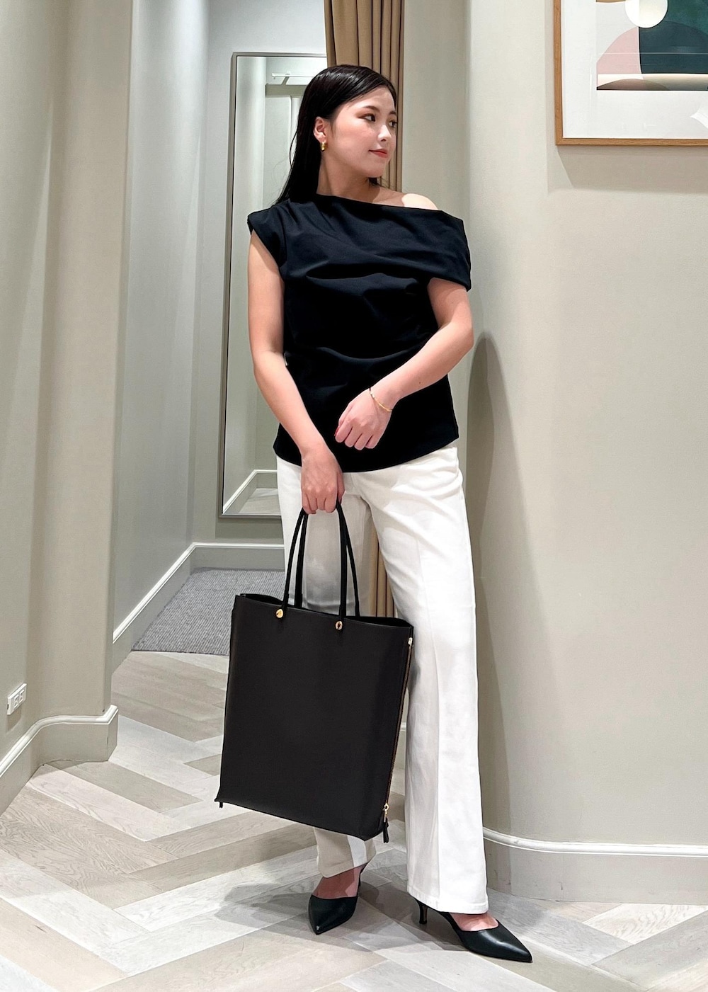 ホワイト系のデニムパンツ、ブラック系のTシャツ/カットソーを着用したレディースの夏コーディネートの2枚目の写真