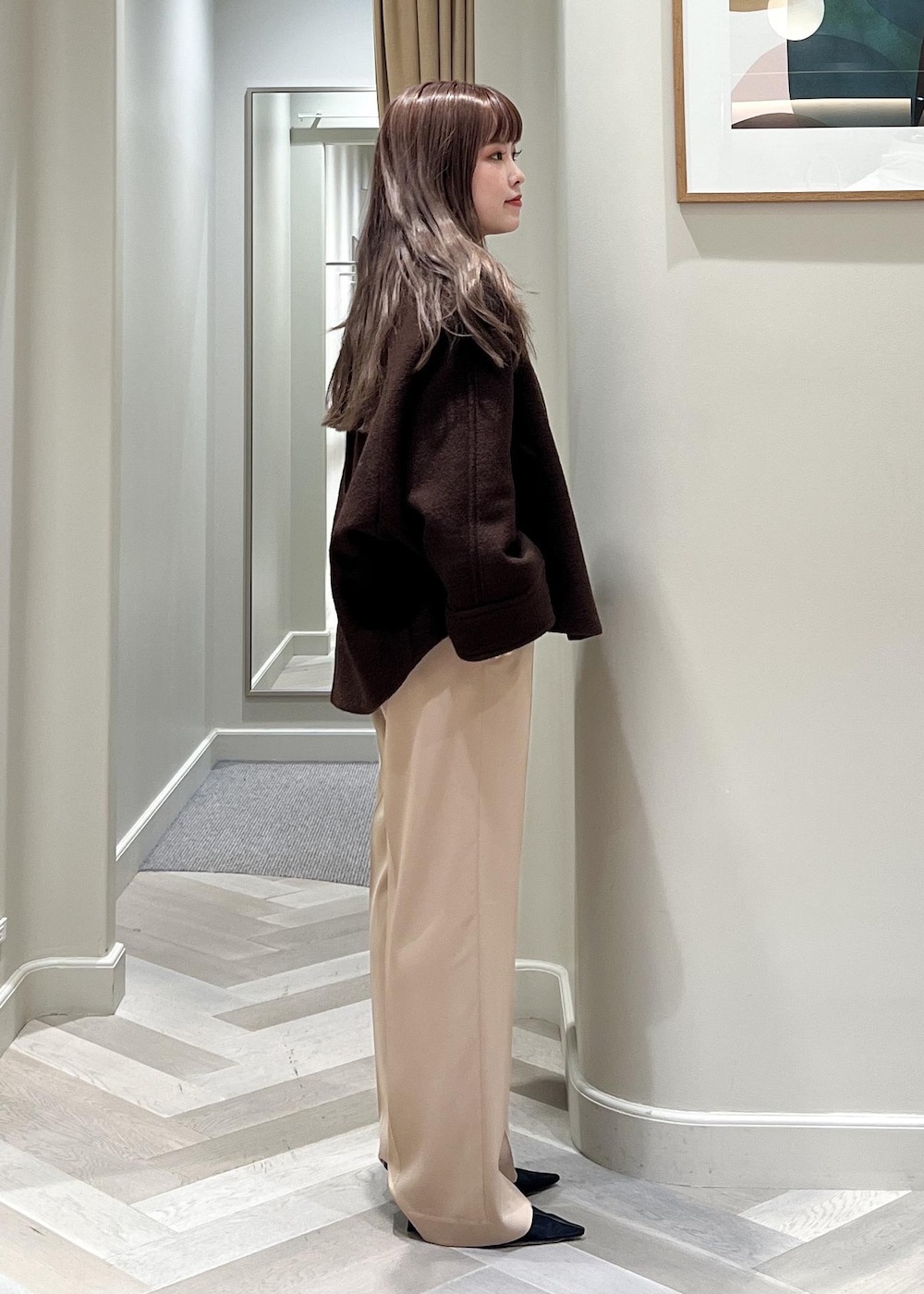 ブラック系のパンプス、ベージュ系のその他パンツ、ブラウン系のブルゾンを着用したレディースの秋コーディネートの3枚目の写真