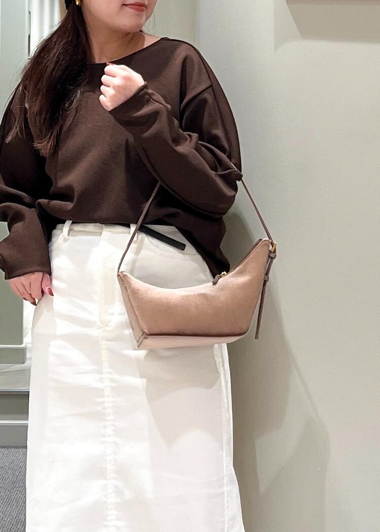 ブラック系のブーツ、ホワイト系のスカート、ブラウン系のTシャツ/カットソーを着用したレディースの秋コーディネートの9枚目の写真