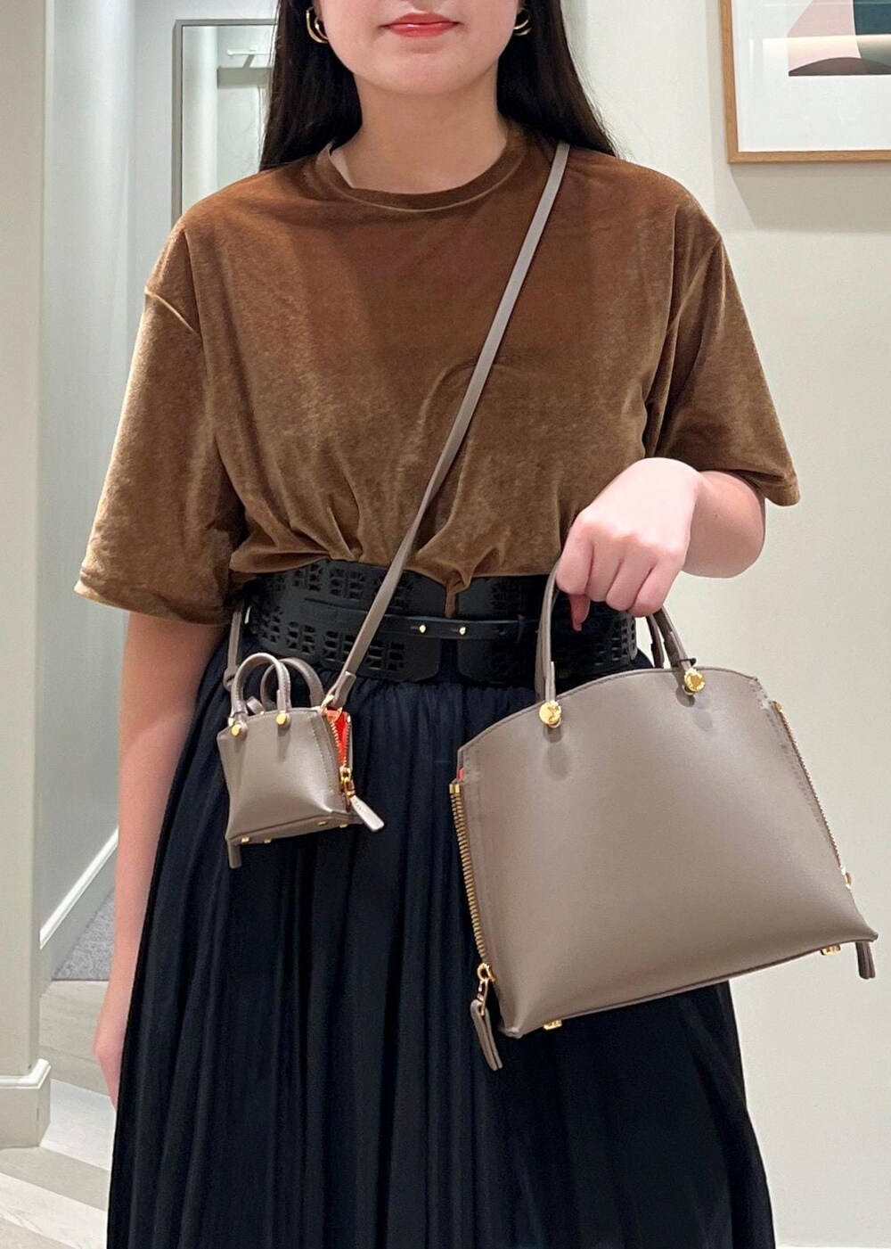 「秋、ベージュ、ブラウン、ミニ、ショルダー、ポシェット、グレージュ、ワンハンドル、プルオーバー、Tシャツ、カットソー、半袖、ブラック、ロング、フレア」｜「ROPE'のカッティングデザインワイドベルト（ベルト、ブラック系）」を使った、tsukaさん（レディース・155cm）の夏コーディネートの7枚目の写真