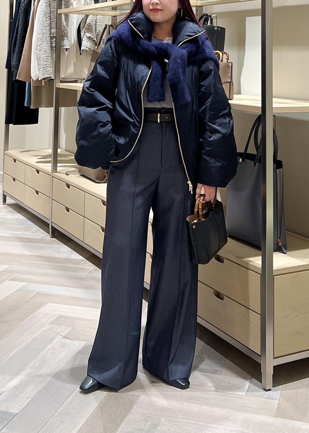 ブラック系のブーツ、グレー系のニット/セーター、ブルー系のその他パンツを着用したレディースの秋コーディネートの7枚目の写真