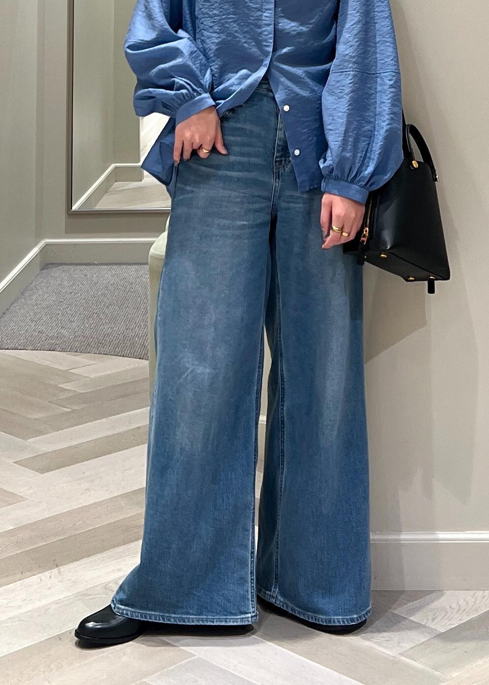 ブラック系のハンドバッグ、ブルー系のデニムパンツ、ブルー系のシャツ/ブラウスを着用したレディースの夏コーディネートの9枚目の写真