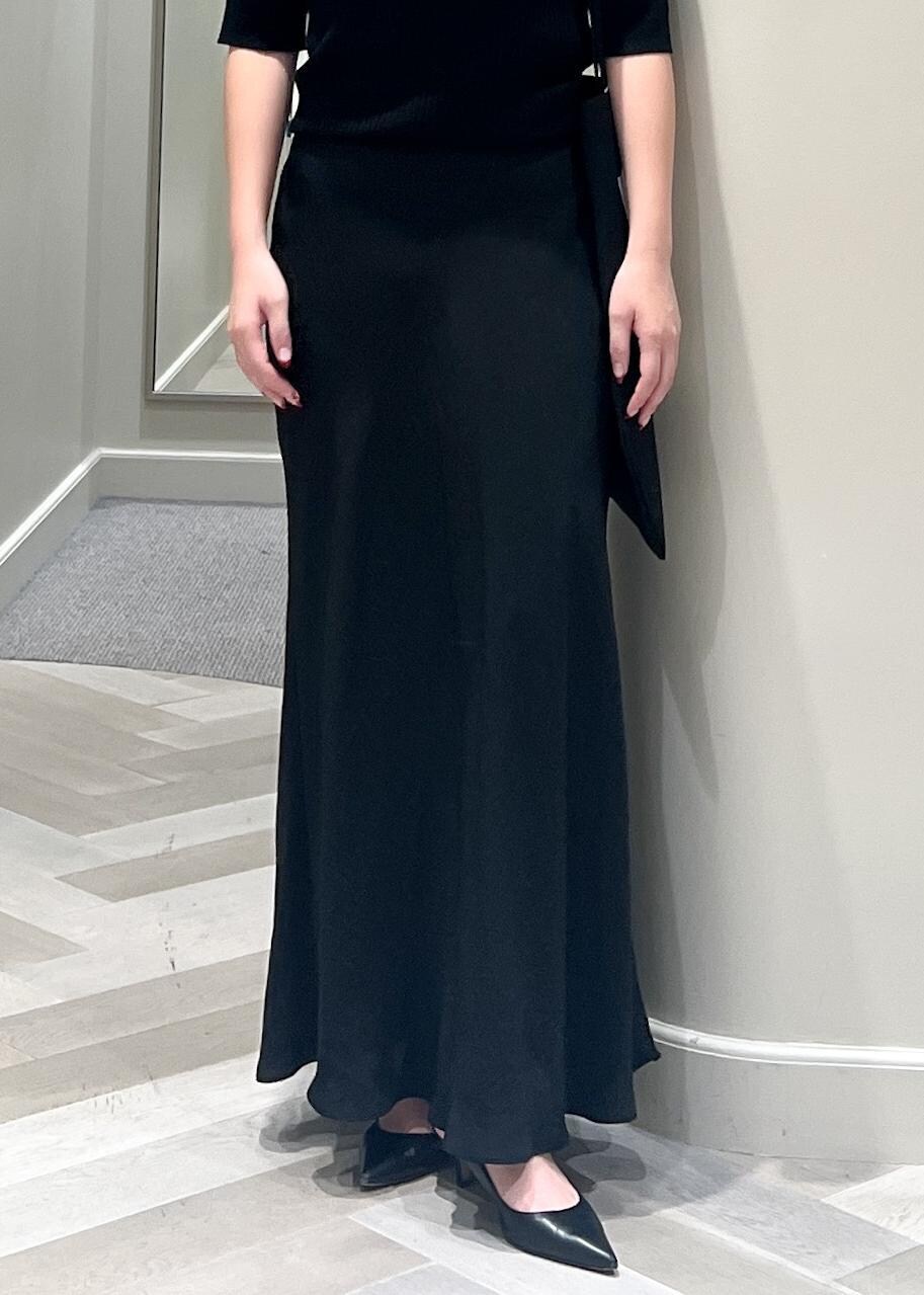 ブラック系のパンプス、ブラック系のスカート、ブラック系のニット/セーターを着用したレディースの秋コーディネートの8枚目の写真