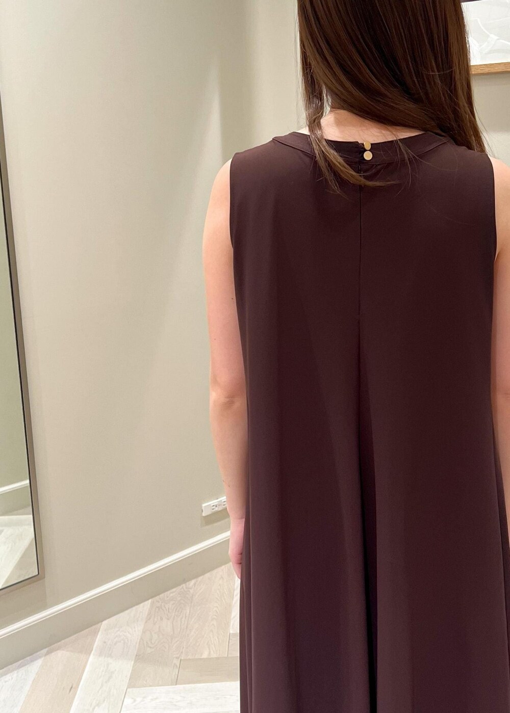 ブラック系のトートバッグ、ブラウン系のワンピース、ブラック系のサンダルを着用したレディースの夏コーディネートの5枚目の写真