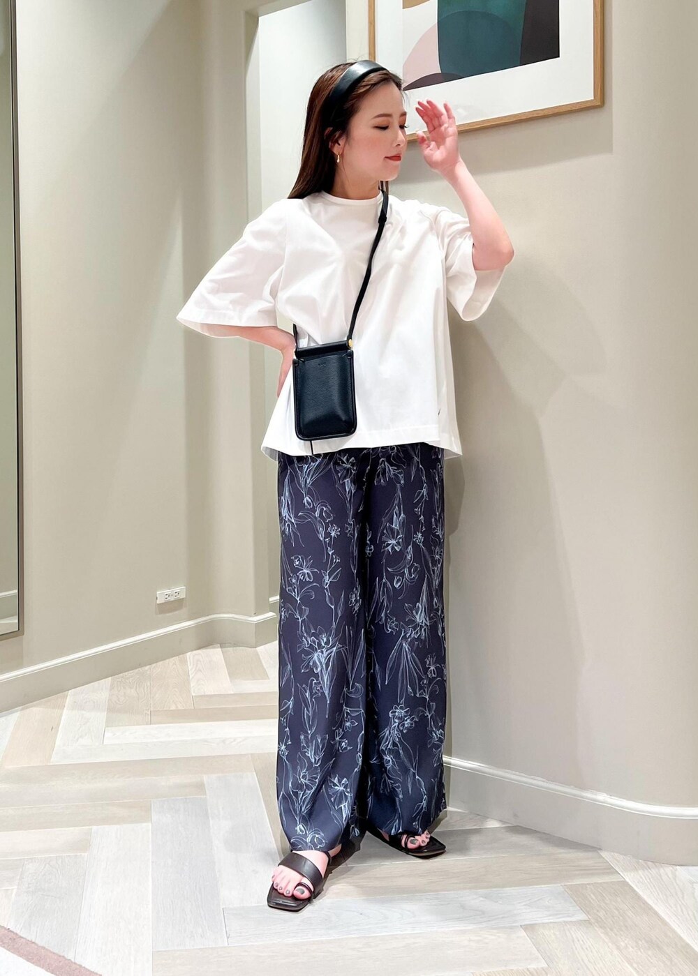 ブラック系のショルダーバッグ、ホワイト系のTシャツ/カットソー、ブラック系のその他パンツを着用したレディースの夏コーディネートの3枚目の写真