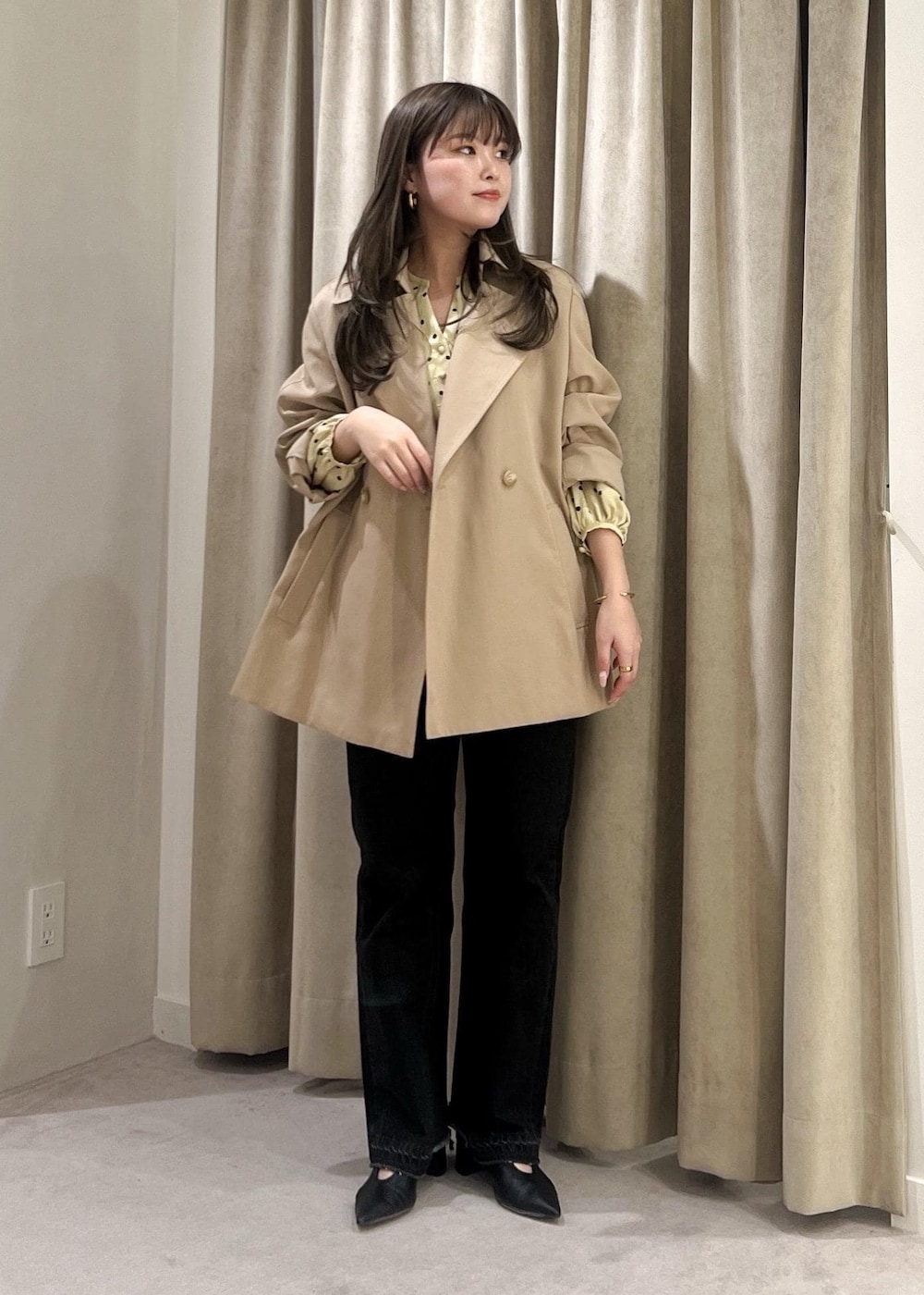 グレー系のデニムパンツ、ブラック系のパンプス、ベージュ系のシャツ/ブラウスを着用したレディースの春コーディネートの6枚目の写真