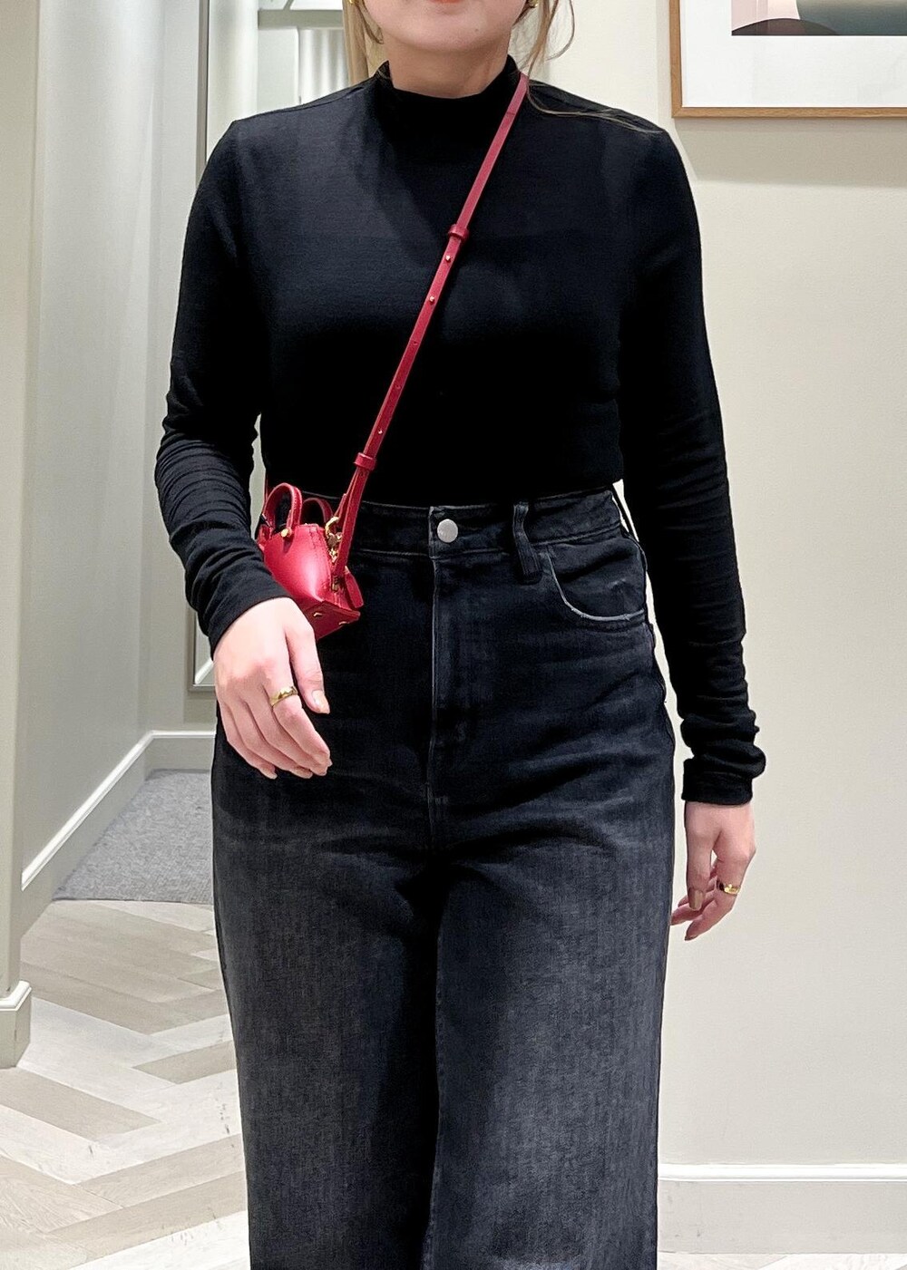 ブラック系のデニムパンツ、ブラック系のブーツ、ブラウン系のブルゾンを着用したレディースの秋コーディネートの9枚目の写真