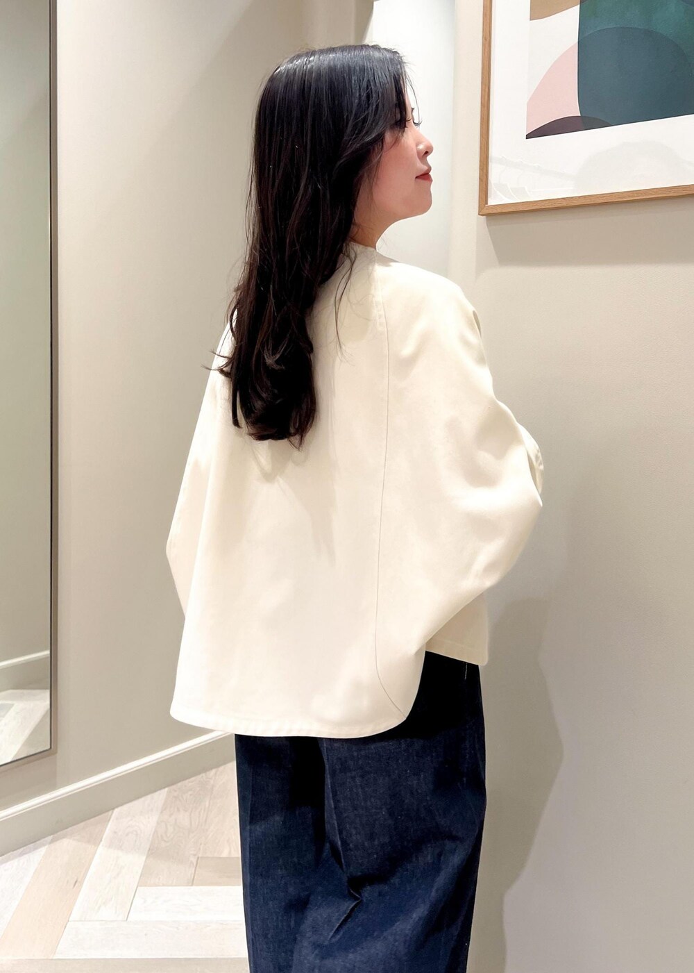 ブラック系のパンプス、ホワイト系のニット/セーター、ブルー系のデニムパンツを着用したレディースの春コーディネートの9枚目の写真