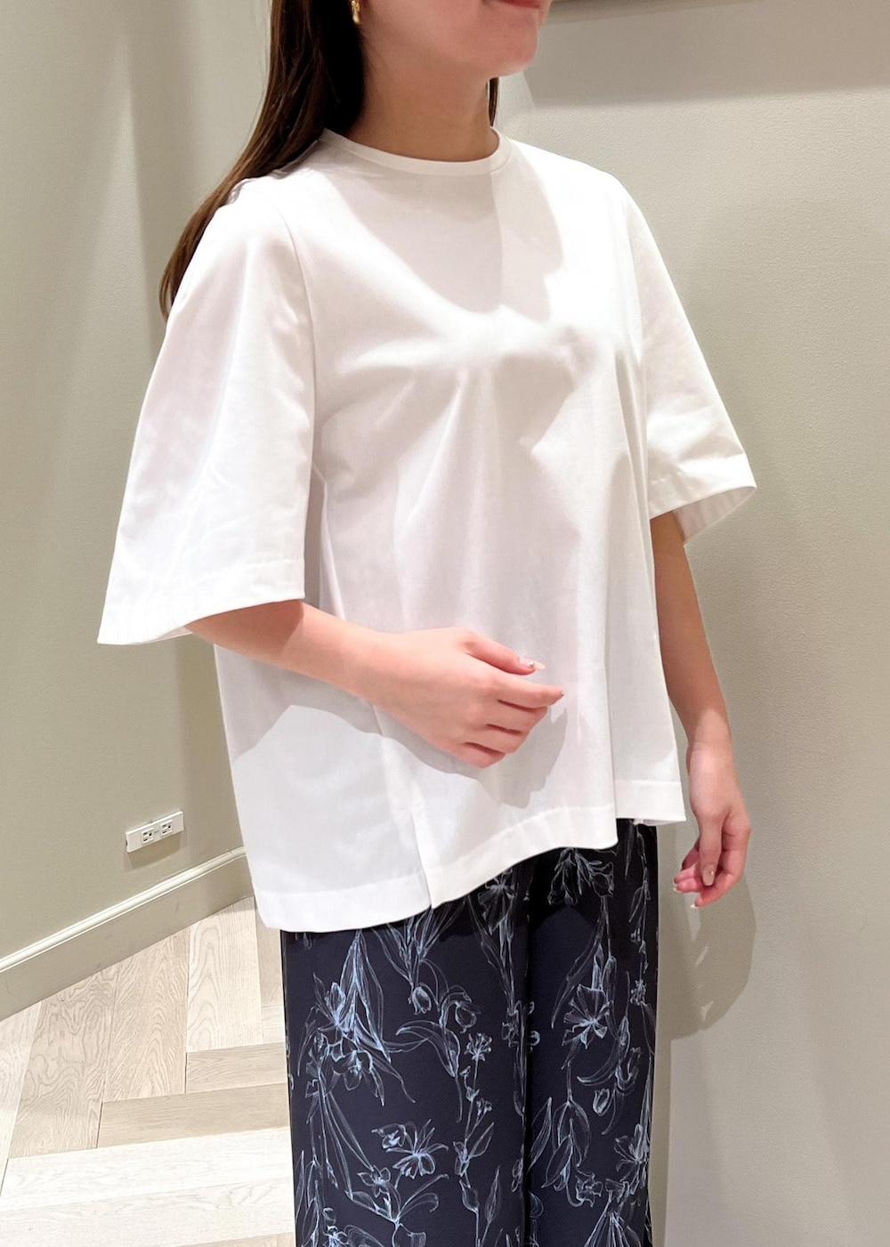 ブラック系のショルダーバッグ、ホワイト系のTシャツ/カットソー、ブラック系のその他パンツを着用したレディースの夏コーディネートの6枚目の写真