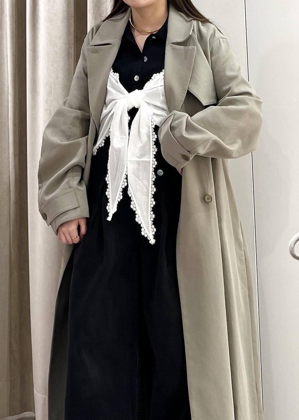 ブラック系のデニムパンツ、ブラック系のカーディガン/ボレロ、ホワイト系のキャミソールを着用したレディースの冬コーディネートの7枚目の写真