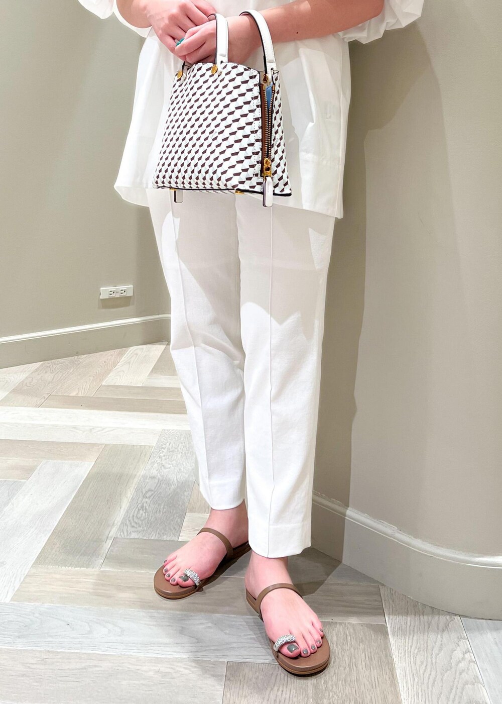 ホワイト系のシャツ/ブラウス、ホワイト系のその他パンツを着用したレディースの夏コーディネートの7枚目の写真