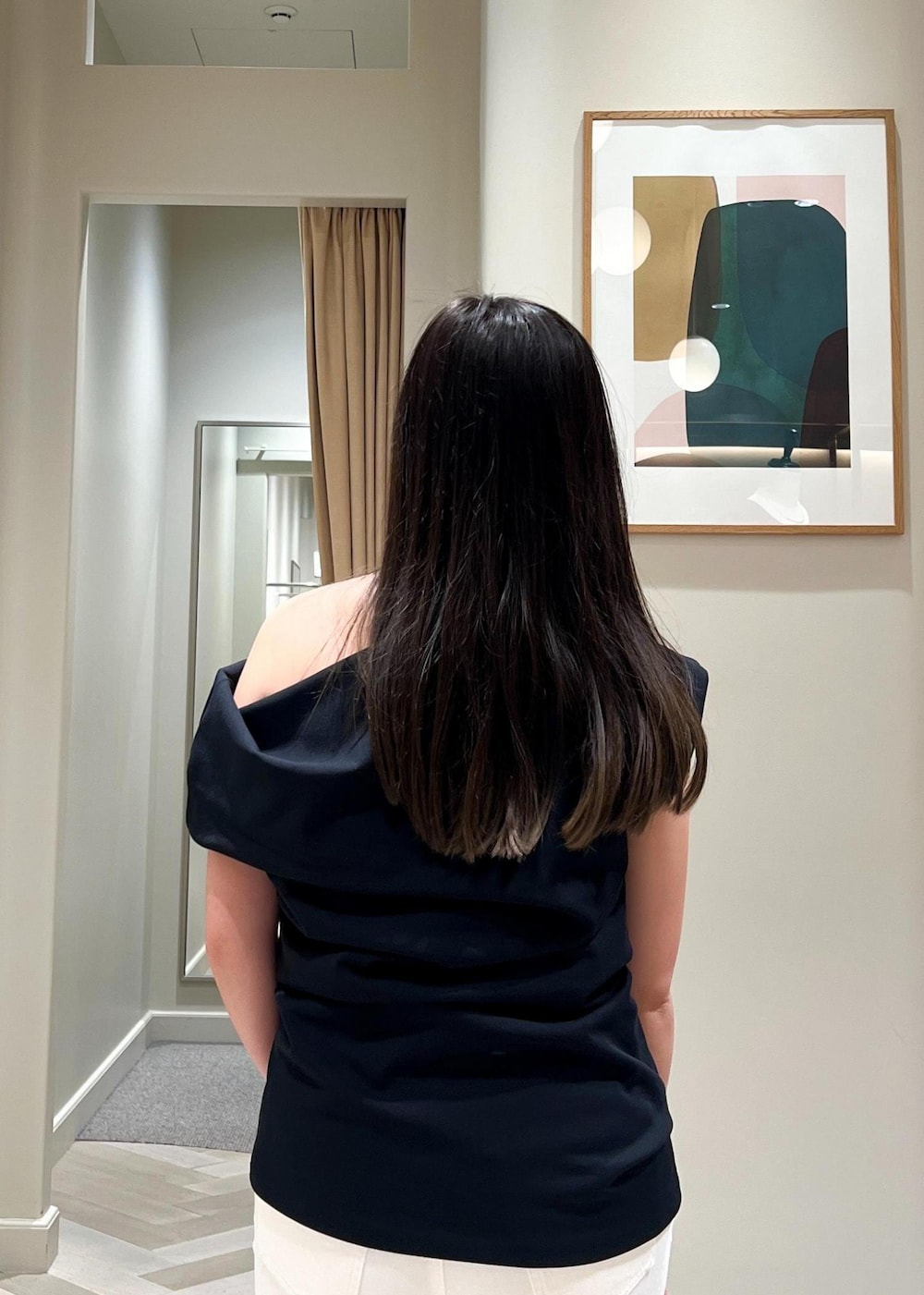 ホワイト系のデニムパンツ、ブラック系のTシャツ/カットソーを着用したレディースの夏コーディネートの7枚目の写真