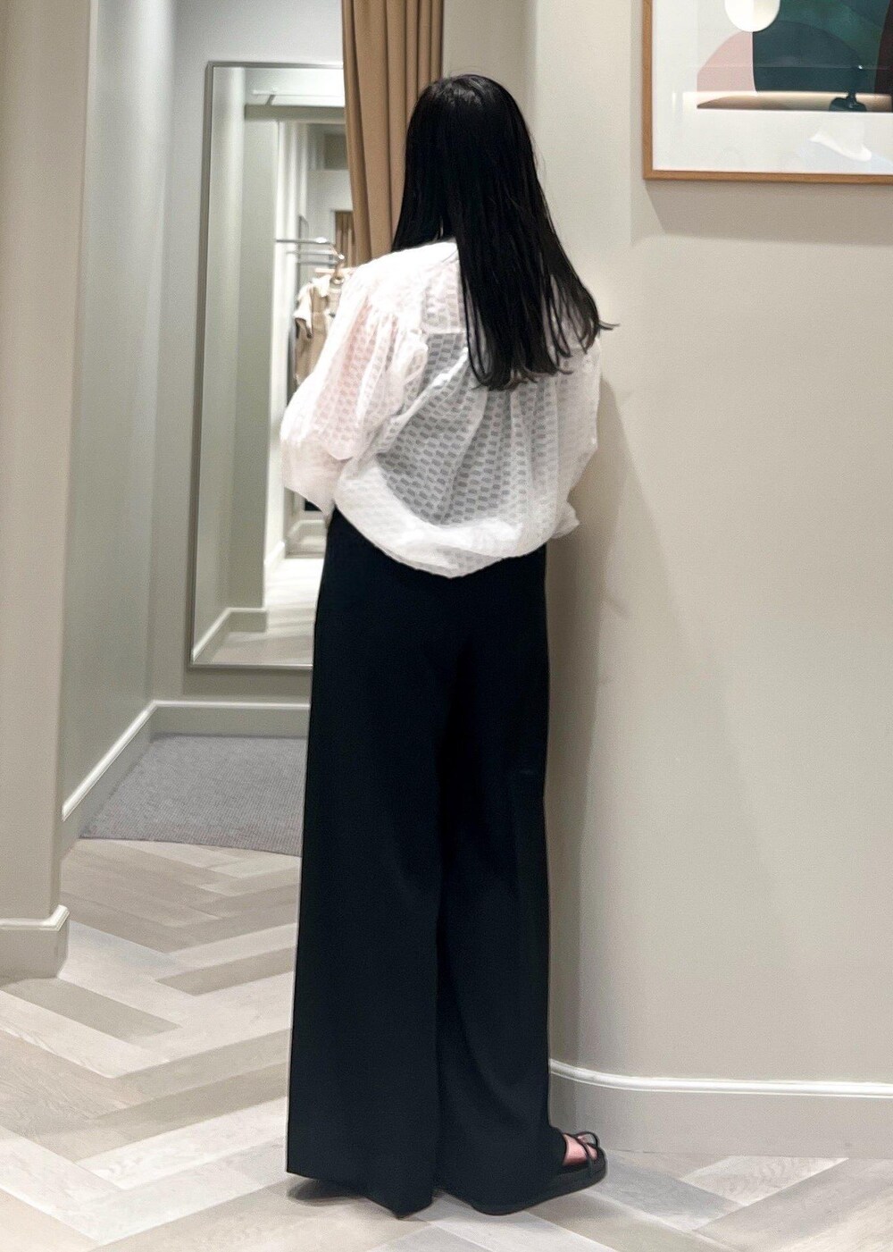 ホワイト系のショルダーバッグ、ブラック系のその他パンツ、ホワイト系のシャツ/ブラウスを着用したレディースの夏コーディネートの5枚目の写真