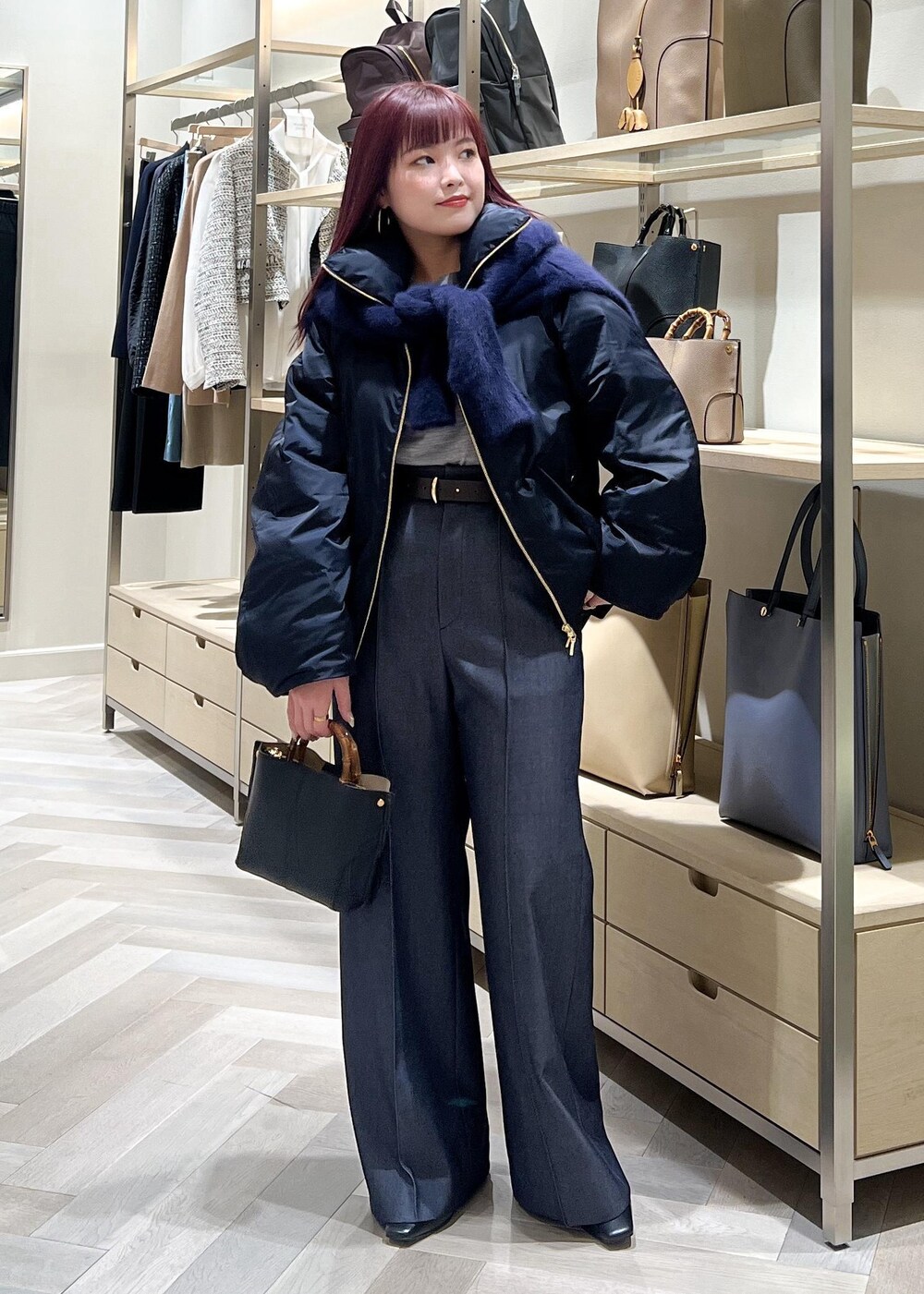 ブラック系のブーツ、グレー系のニット/セーター、ブルー系のその他パンツを着用したレディースの秋コーディネートの5枚目の写真