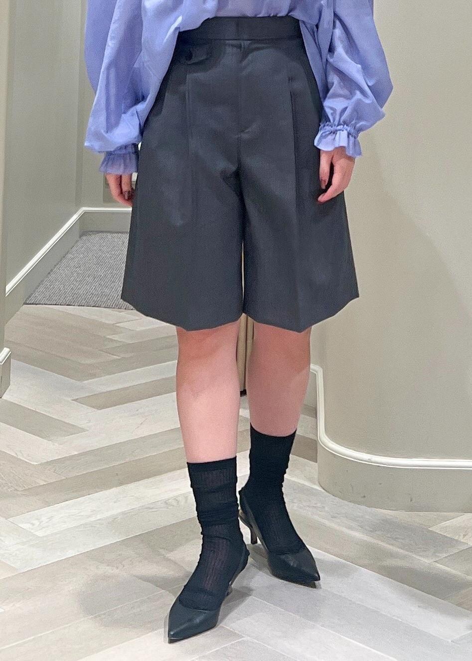 ブラック系のパンプス、グレー系のその他パンツ、ベージュ系のハンドバッグを着用したレディースの秋コーディネートの6枚目の写真