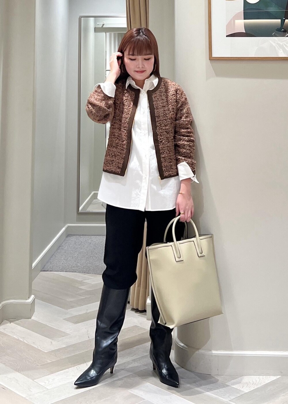 ホワイト系のシャツ/ブラウス、ブルー系のその他パンツ、ホワイト系のトートバッグを着用したレディースの冬コーディネートの6枚目の写真