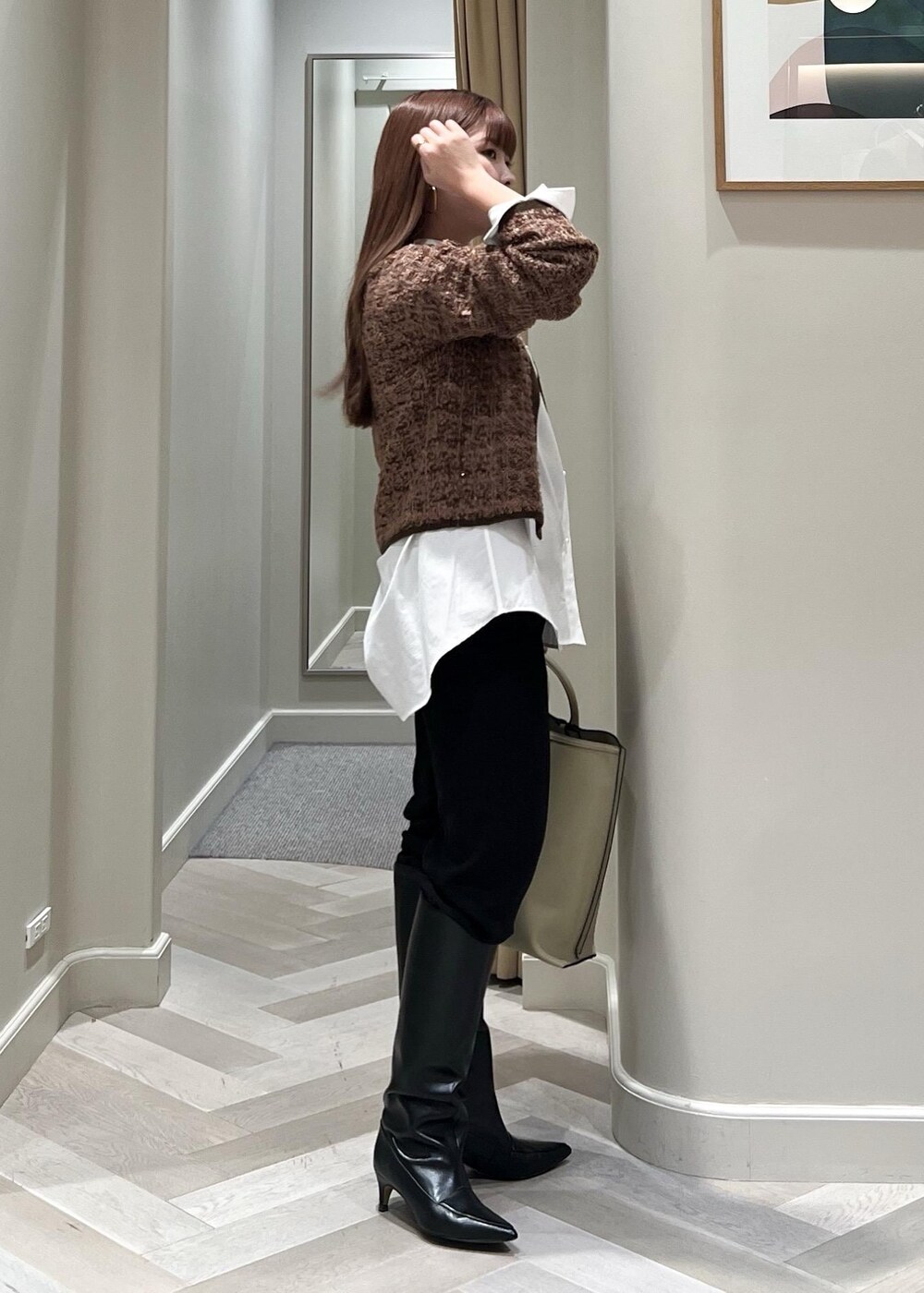 ホワイト系のシャツ/ブラウス、ブルー系のその他パンツ、ホワイト系のトートバッグを着用したレディースの冬コーディネートの3枚目の写真