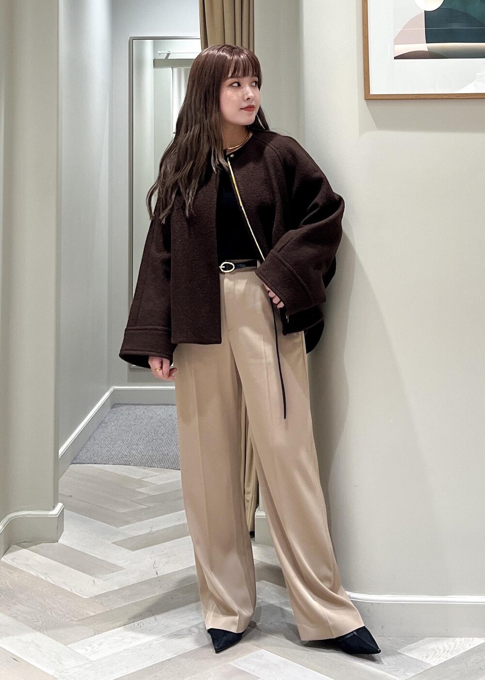 ブラック系のパンプス、ベージュ系のその他パンツ、ブラウン系のブルゾンを着用したレディースの秋コーディネートの2枚目の写真