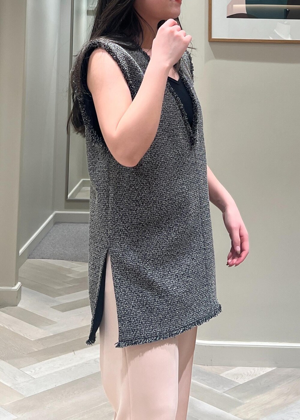 ブラック系のパンプス、ピンク系のその他パンツ、ブラック系のベストを着用したレディースの春コーディネートの7枚目の写真