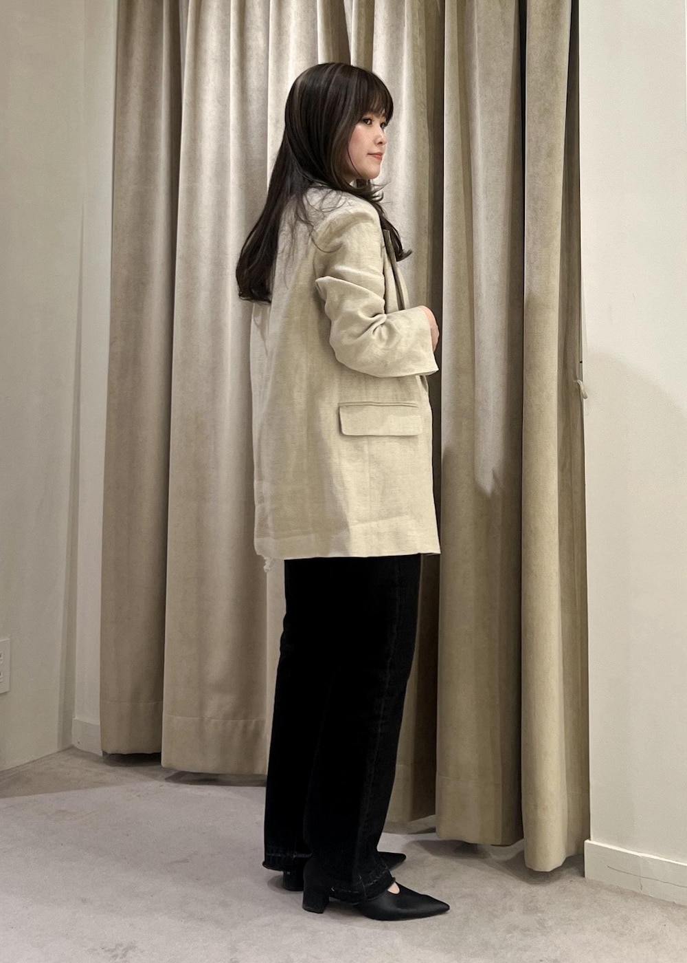 グレー系のデニムパンツ、ブラック系のパンプス、ホワイト系のキャミソールを着用したレディースの春コーディネートの4枚目の写真