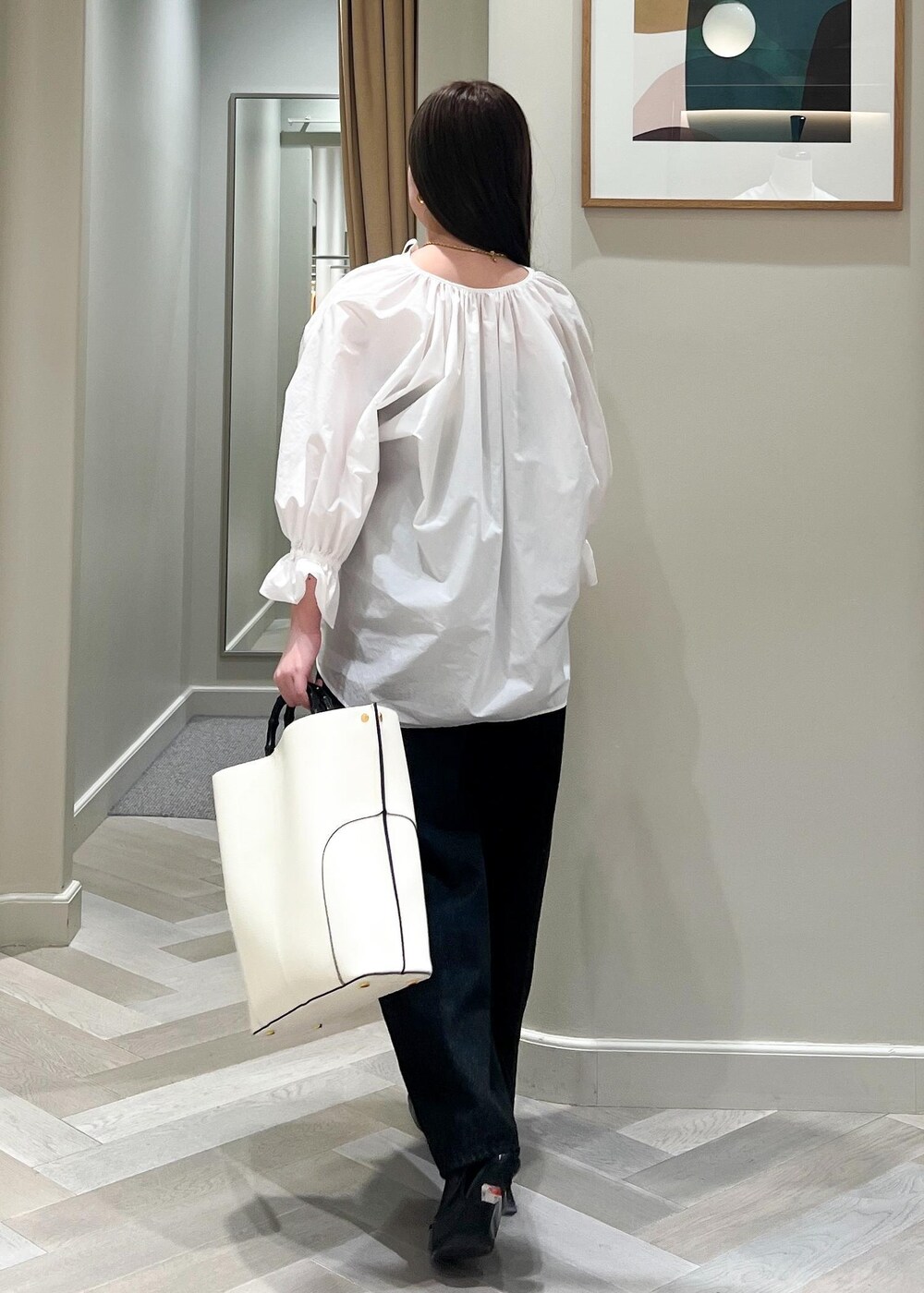 ブラック系のパンプス、ホワイト系のシャツ/ブラウス、ブラック系のデニムパンツを着用したレディースの春コーディネートの4枚目の写真