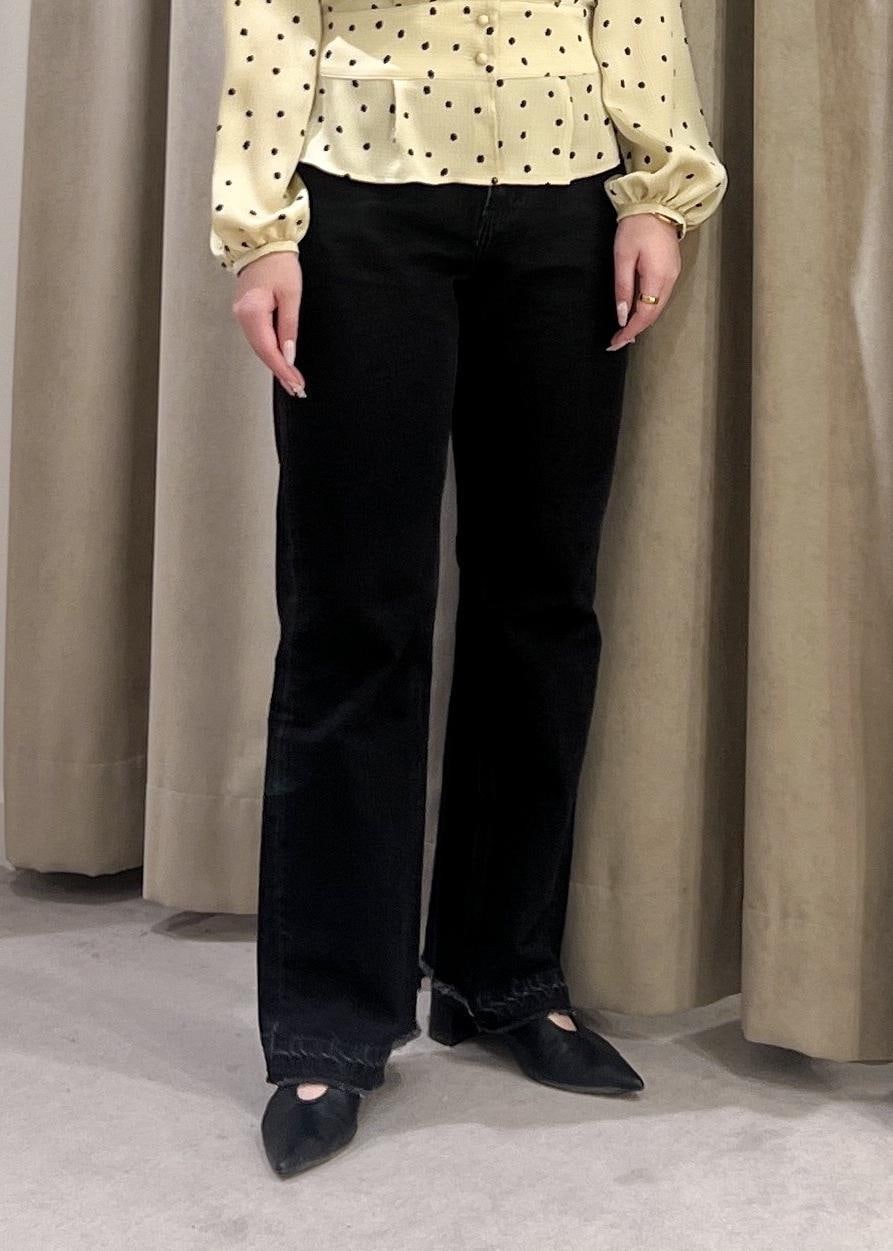 グレー系のデニムパンツ、ブラック系のパンプス、ベージュ系のシャツ/ブラウスを着用したレディースの春コーディネートの10枚目の写真