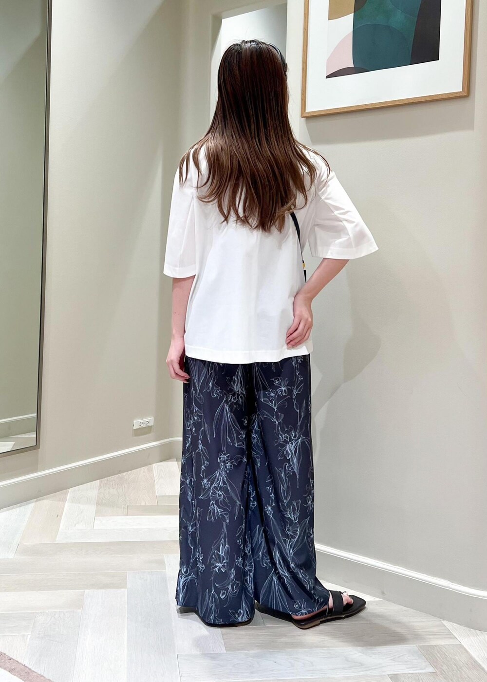 ブラック系のショルダーバッグ、ホワイト系のTシャツ/カットソー、ブラック系のその他パンツを着用したレディースの夏コーディネートの5枚目の写真