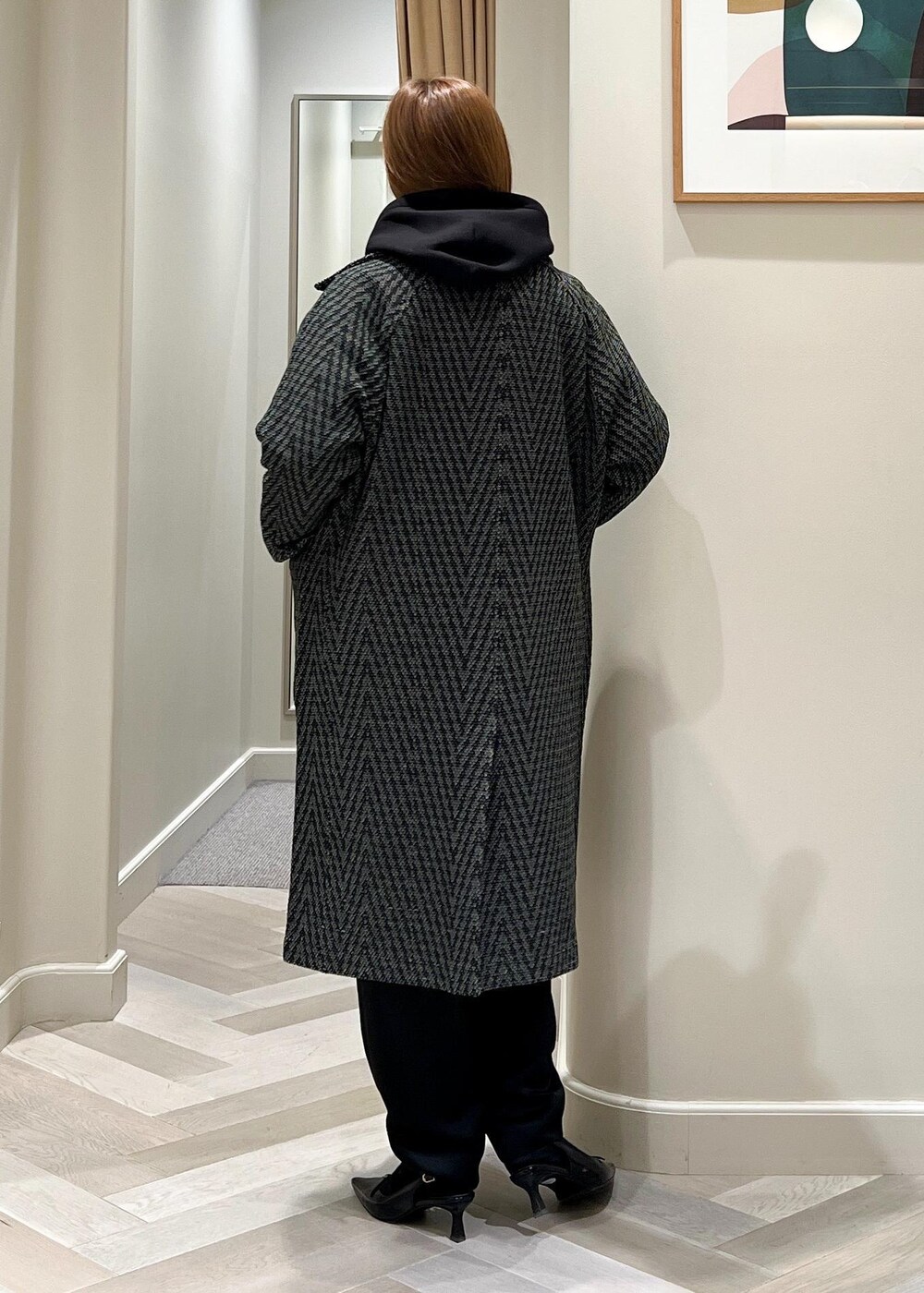 ブラック系のパンプス、ブルー系のシャツ/ブラウス、ブラック系のパーカーを着用したレディースの冬コーディネートの4枚目の写真