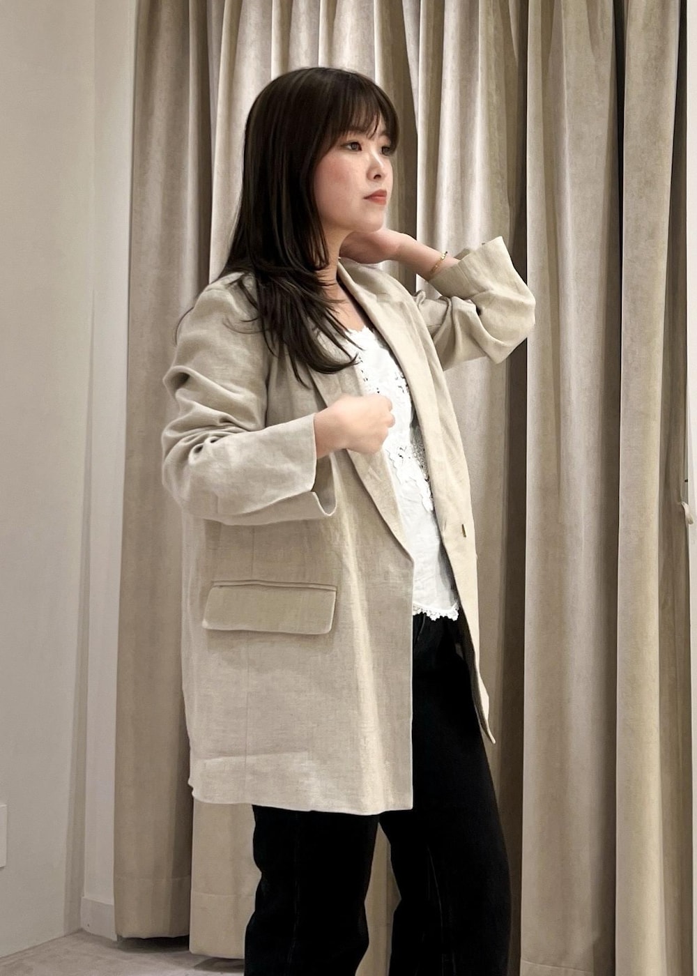 グレー系のデニムパンツ、ブラック系のパンプス、ホワイト系のキャミソールを着用したレディースの春コーディネートの9枚目の写真