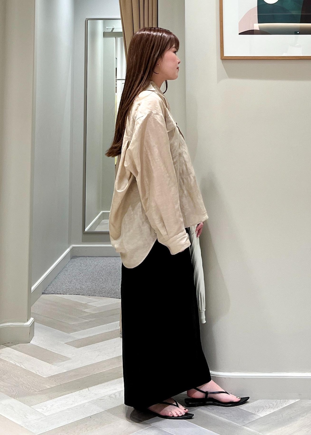 ブラック系のスカート、ベージュ系のシャツ/ブラウス、ホワイト系の長傘を着用したレディースの夏コーディネートの3枚目の写真