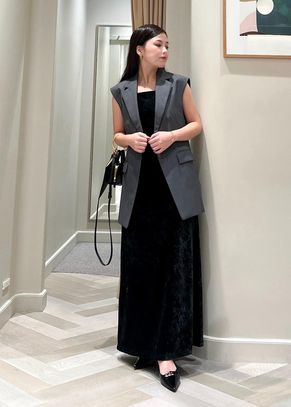 ブラック系のショルダーバッグ、ブラック系のワンピース、ブラック系のパンプスを着用したレディースの秋コーディネートの5枚目の写真