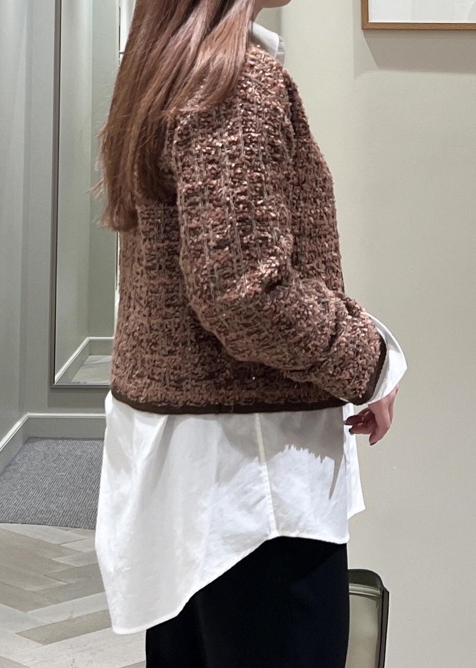 ホワイト系のシャツ/ブラウス、ブルー系のその他パンツ、ホワイト系のトートバッグを着用したレディースの冬コーディネートの8枚目の写真