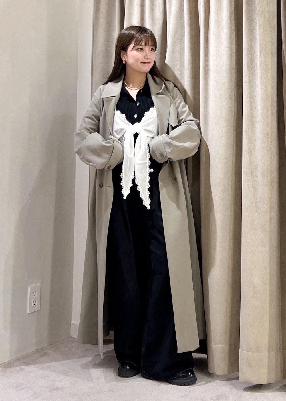 ブラック系のデニムパンツ、ブラック系のカーディガン/ボレロ、ホワイト系のキャミソールを着用したレディースの冬コーディネートの5枚目の写真