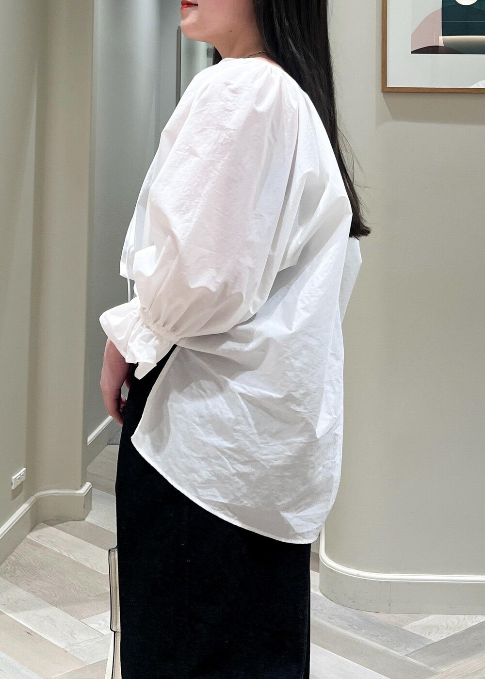 ブラック系のパンプス、ホワイト系のシャツ/ブラウス、ブラック系のデニムパンツを着用したレディースの春コーディネートの7枚目の写真