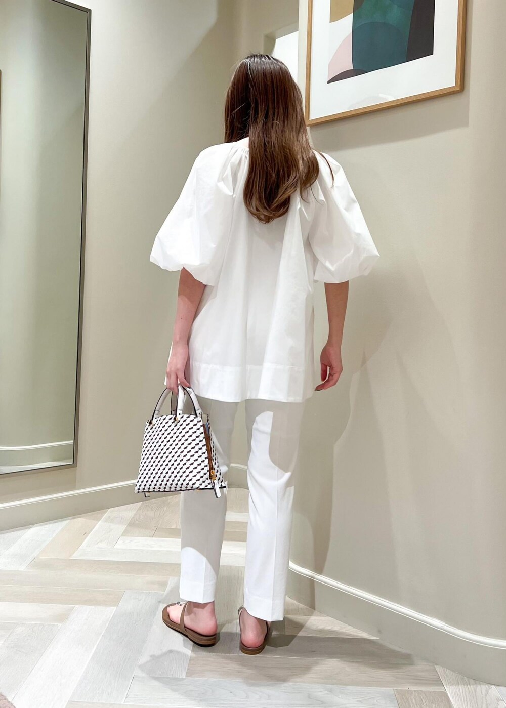 ホワイト系のシャツ/ブラウス、ホワイト系のその他パンツを着用したレディースの夏コーディネートの4枚目の写真