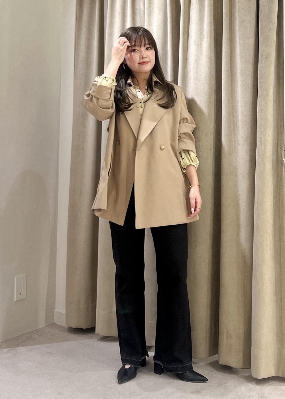 グレー系のデニムパンツ、ブラック系のパンプス、ベージュ系のシャツ/ブラウスを着用したレディースの春コーディネートの2枚目の写真