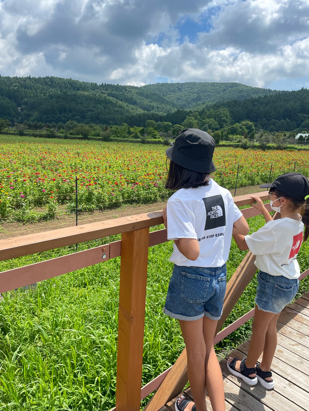 ホワイト系のTシャツ/カットソー、ブルー系のデニムパンツ、ブラック系のハットを着用したキッズの夏コーディネートの3枚目の写真