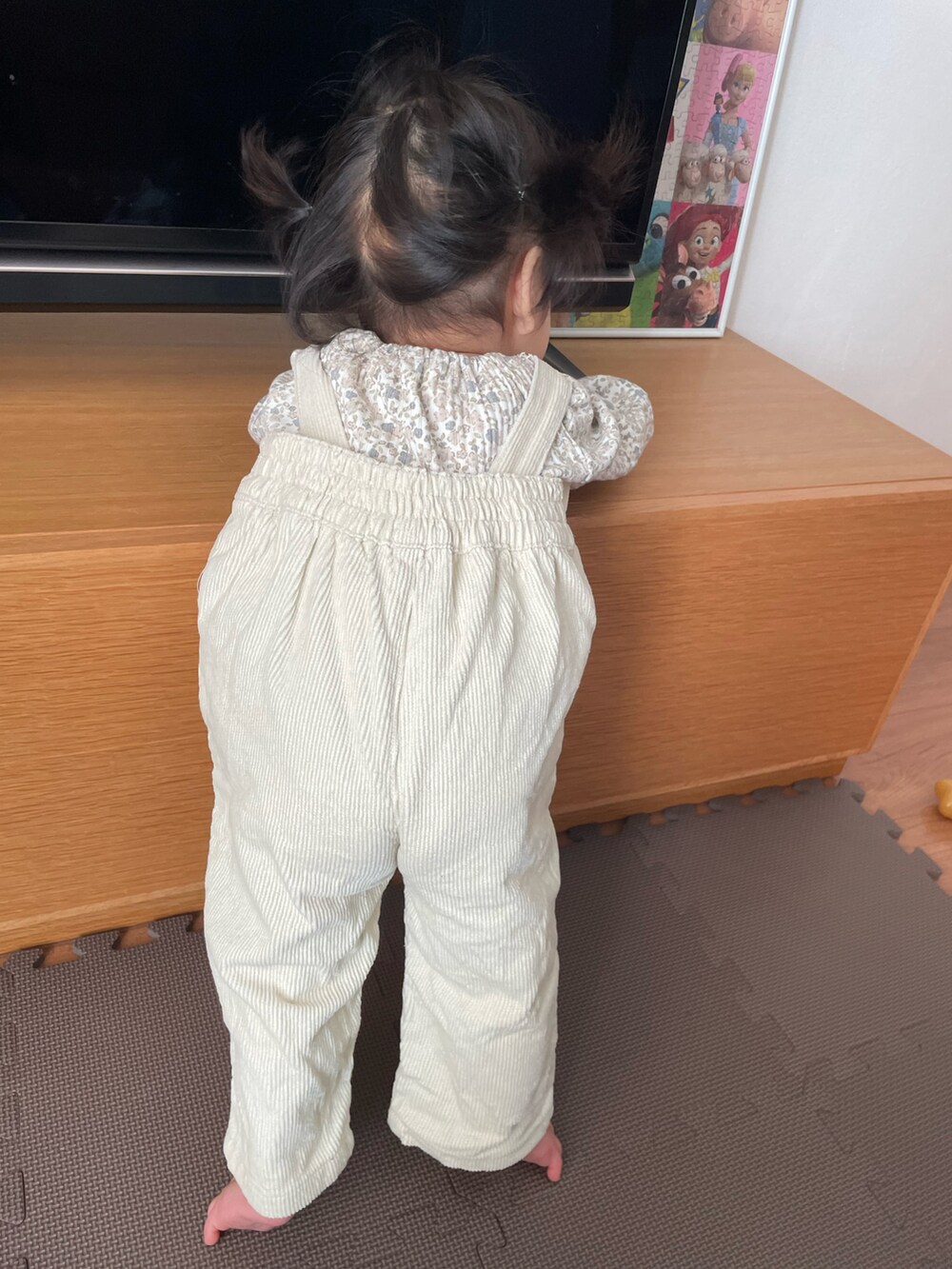 ホワイト系のサロペット/オーバーオール、その他のTシャツ/カットソーを着用したキッズの秋コーディネートの2枚目の写真