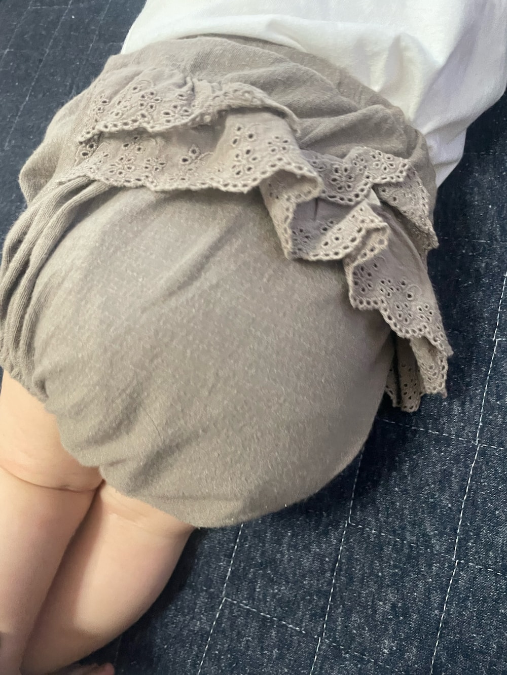 ブラウン系のその他ベビー用品、ホワイト系のロンパースを着用したキッズの夏コーディネートの2枚目の写真