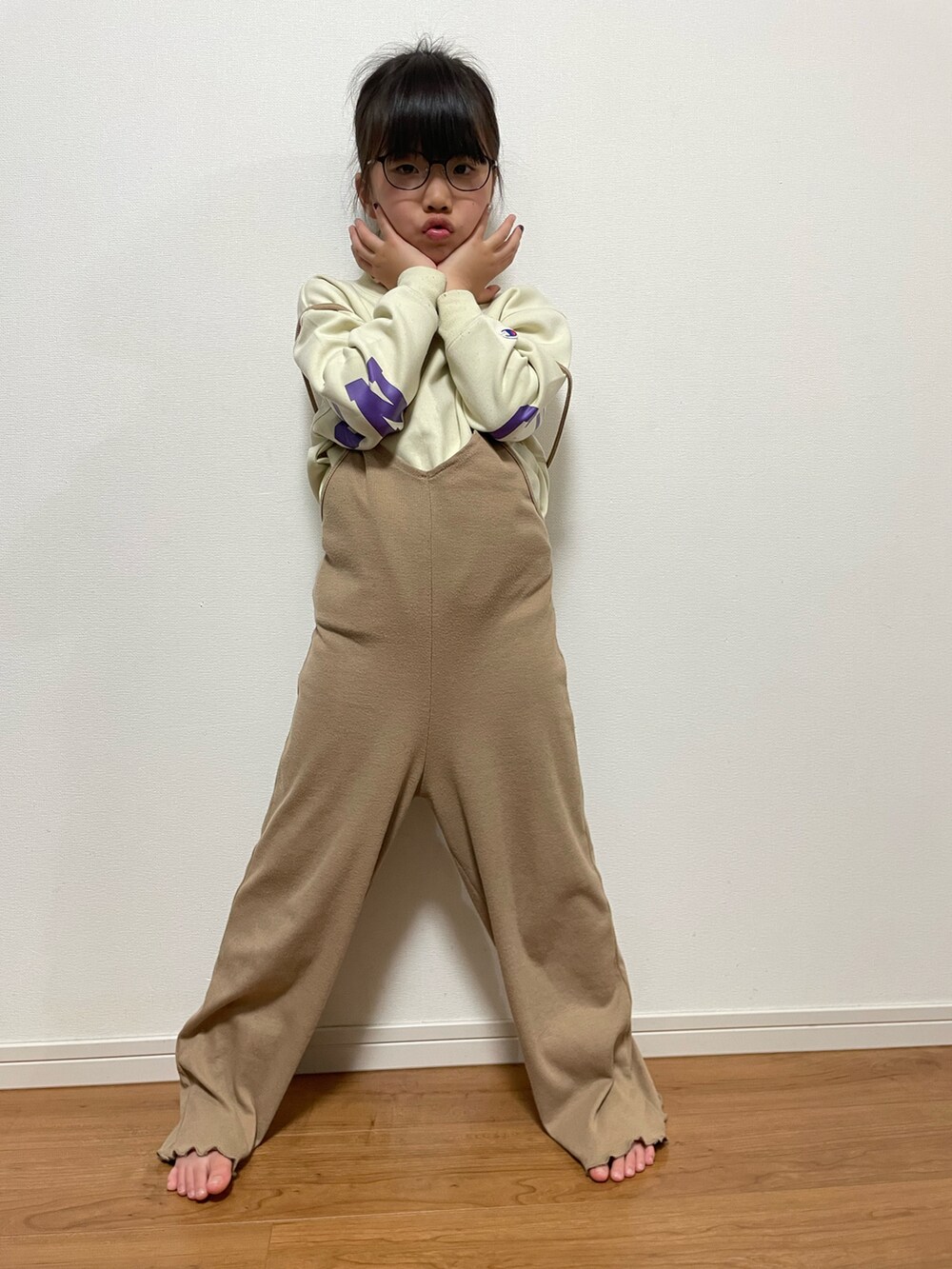 ベージュ系のサロペット/オーバーオール、ホワイト系のスウェットを着用したキッズの春コーディネートの2枚目の写真