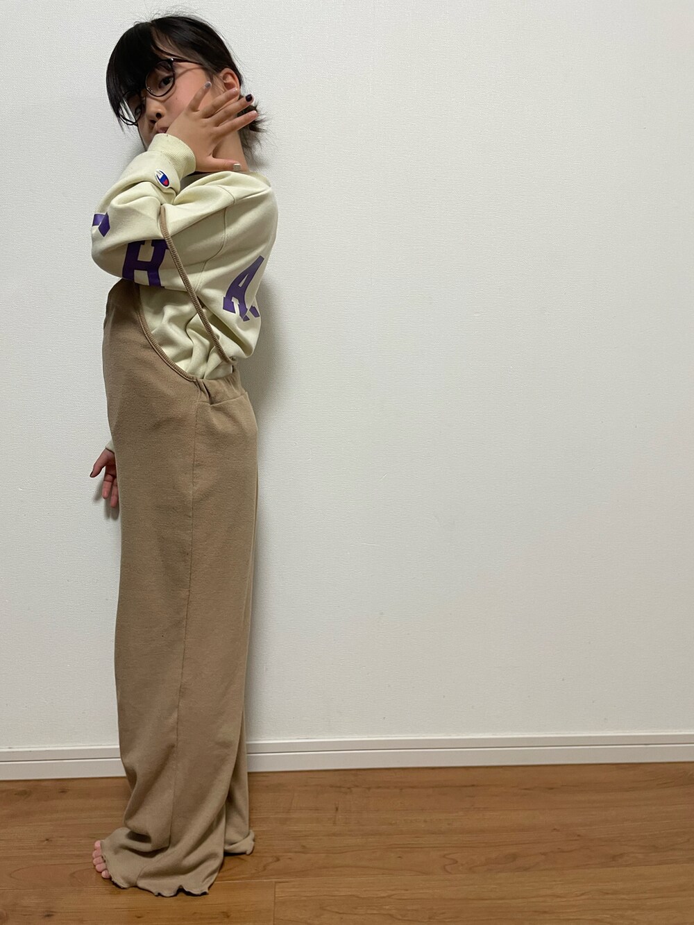 ベージュ系のサロペット/オーバーオール、ホワイト系のスウェットを着用したキッズの春コーディネートの3枚目の写真