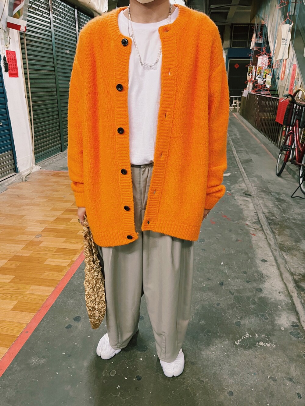 「ootd、低身長コーデ、低身長男子」｜「SENSE OF PLACE by URBAN RESEARCHのブークレクルーネックカーディガン（カーディガン/ボレロ、オレンジ系）」を使った、Richard 查씨さん（メンズ・160cm）の冬コーディネートの2枚目の写真