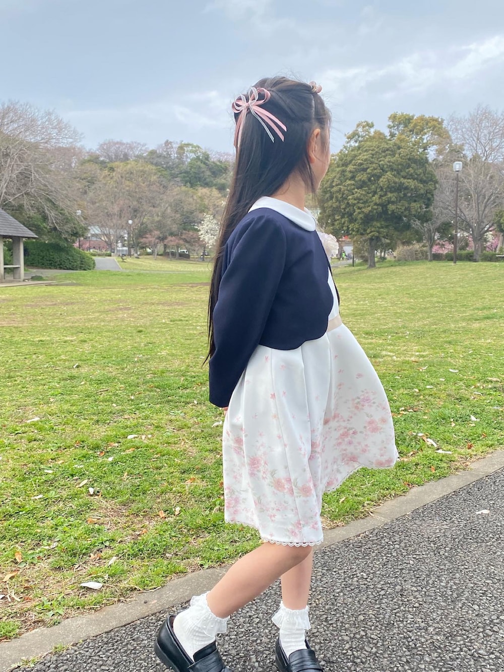 ホワイト系のスーツセットを着用したキッズの春コーディネートの2枚目の写真