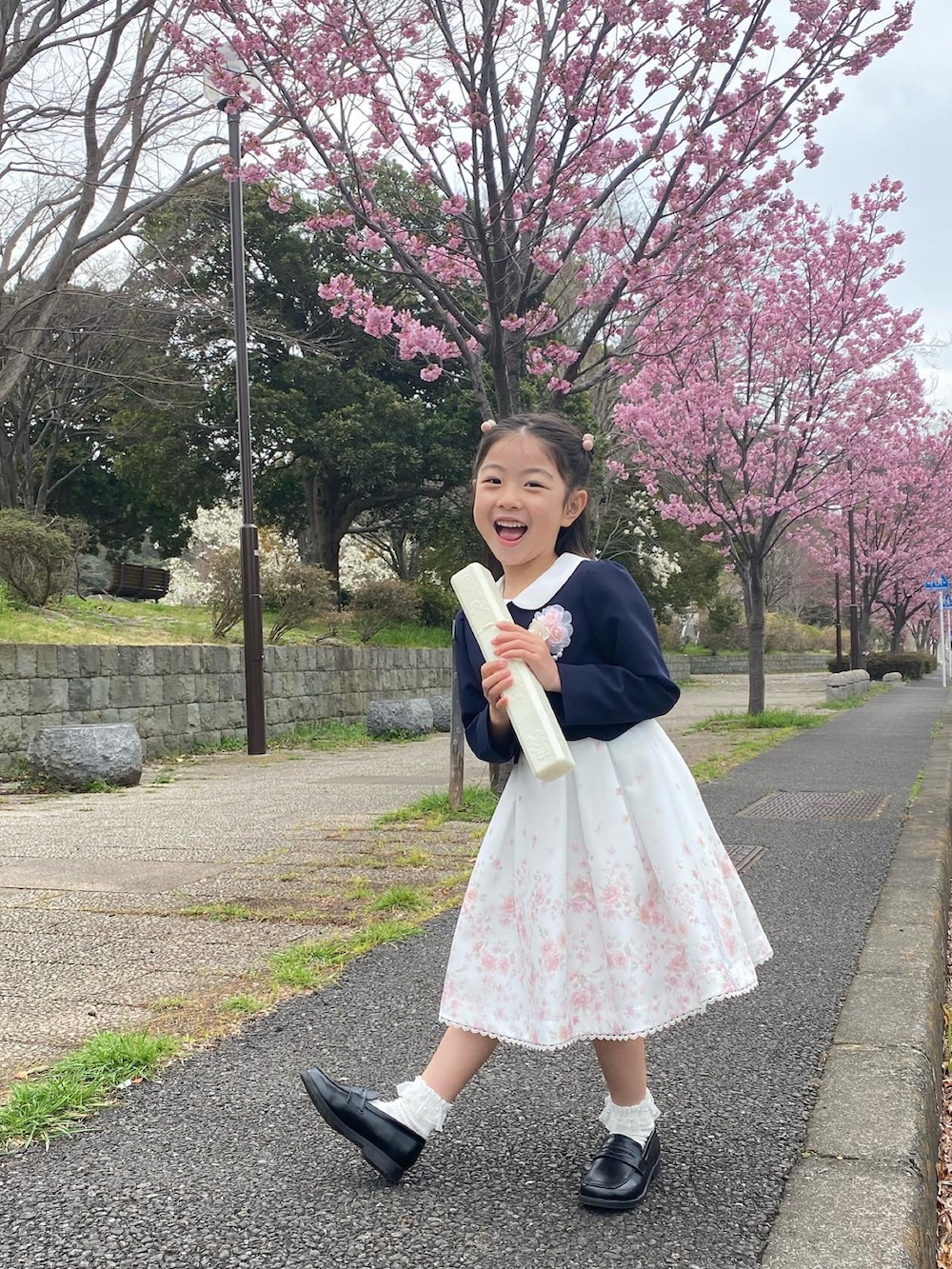 ホワイト系のスーツセットを着用したキッズの春コーディネートの3枚目の写真